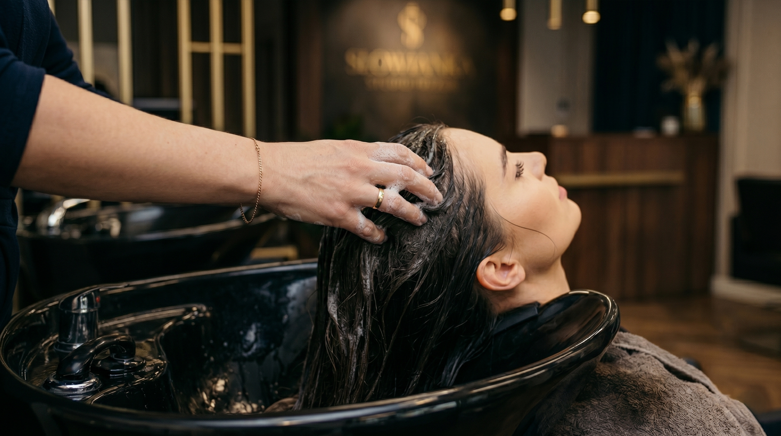 Dziewczyna z pięknymi, przedłużonymi włosami